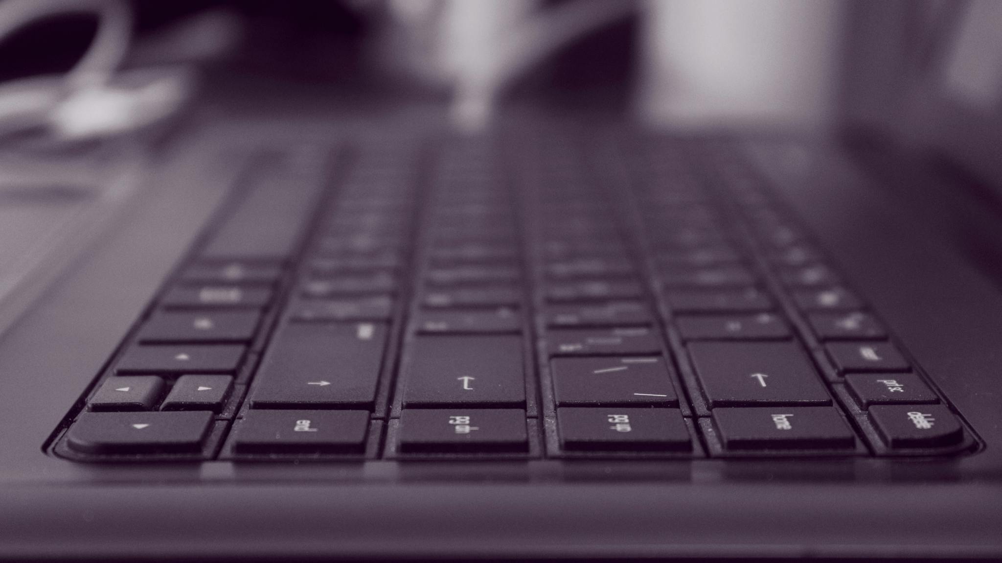 Clavier d'ordinateur Windows en gros plan, invite de commandes en arriere-plan