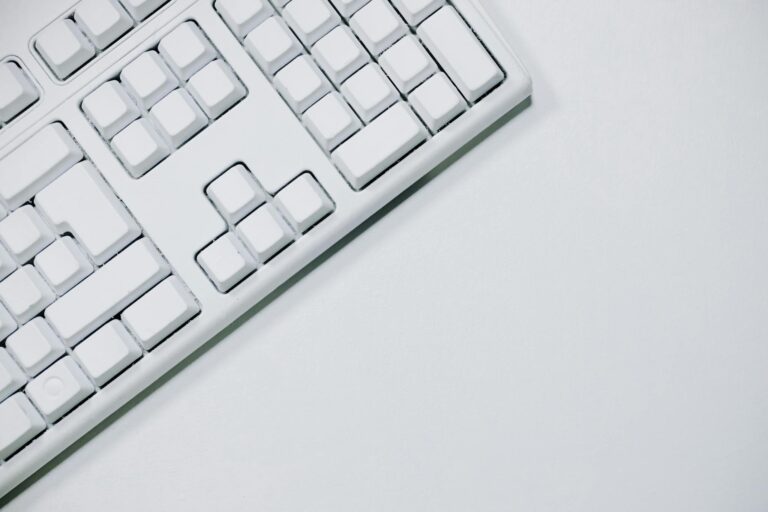 Clavier blanc posé à plat, vu du dessus, sur fond clair