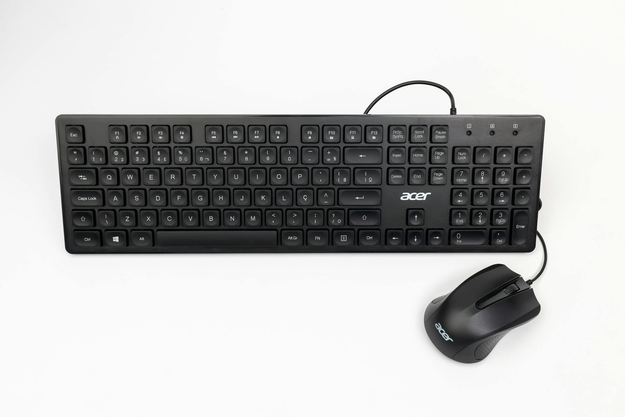 Clavier noir et souris filaire vus du dessus, vue d'usage courant