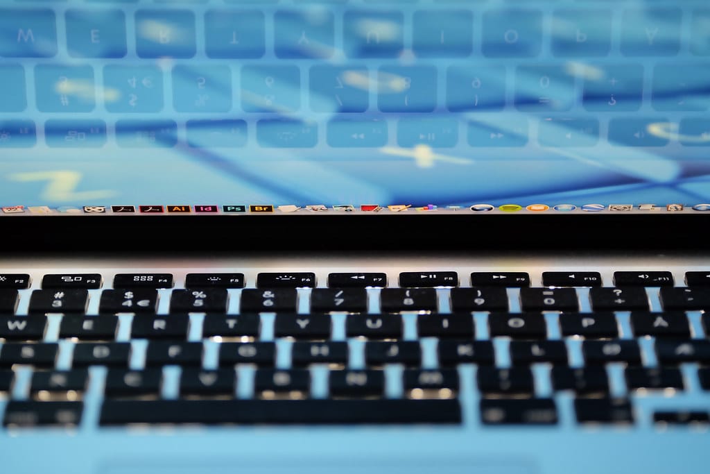 Personne utilisant un ordinateur portable