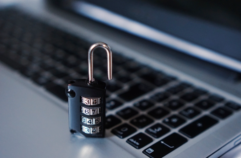 Cadenas ouvert posé sur le clavier d un ordinateur portable, symbole de la protection antivirus