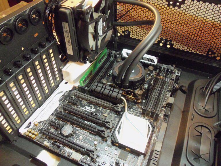 Intérieur d’une tour de PC montrant la carte mère, les ventilateurs et le passage de l’air dans le boîtier