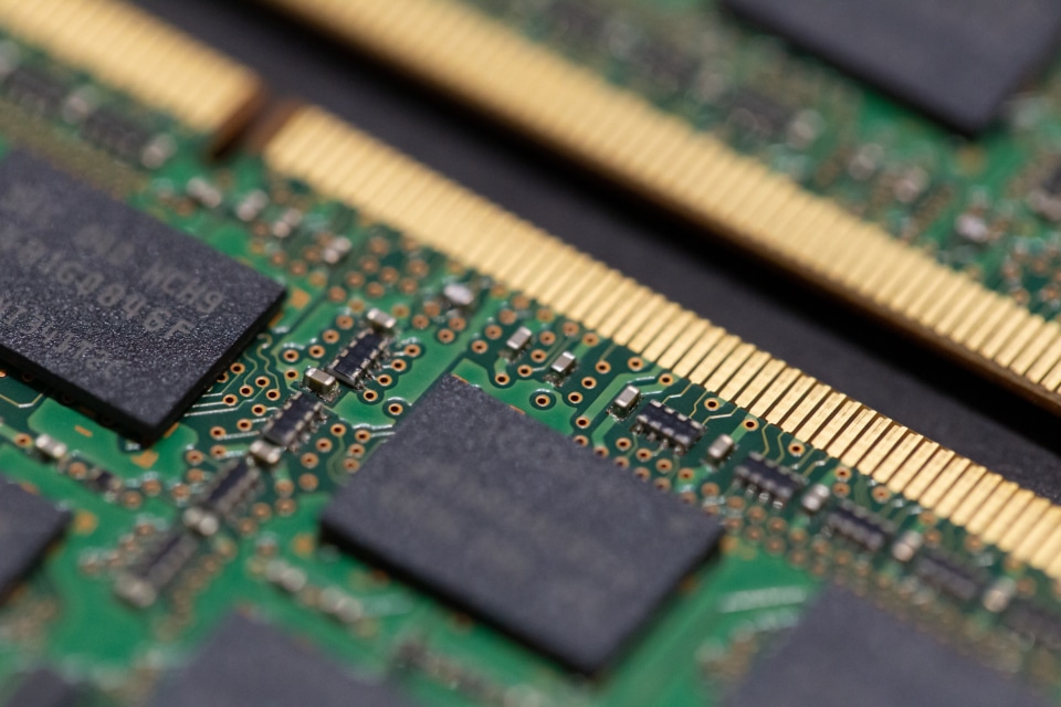 Deux barrettes de mémoire vive pour PC de bureau posées côte à côte