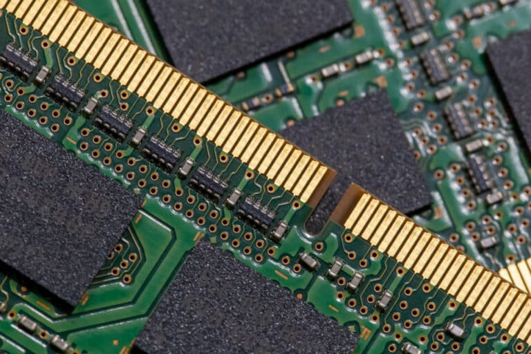 Barrette de mémoire vive en gros plan, puces mémoire et encoche de détrompeur visibles sur le circuit
