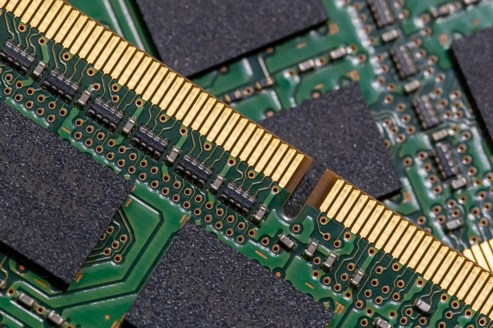 Barrette de mémoire vive en gros plan, puces mémoire et encoche de détrompeur visibles sur le circuit
