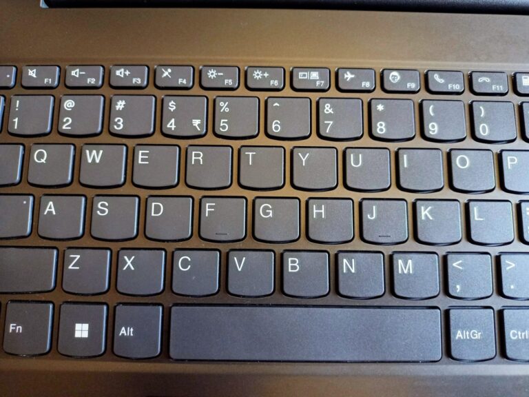 Clavier de PC Windows vu de près, touche Windows et touche Alt visibles au premier plan