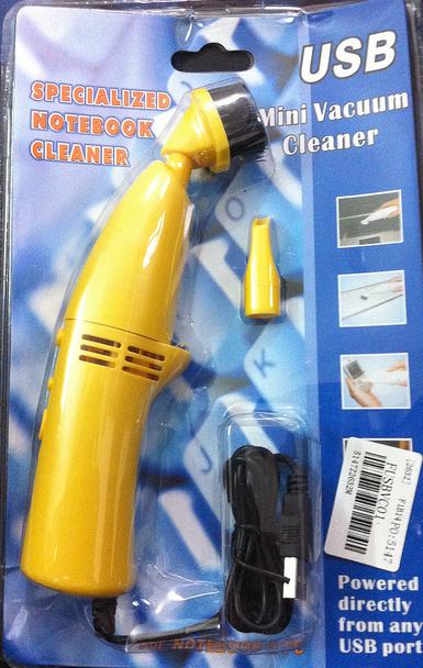 Mini aspirateur USB pour clavier dans son emballage, avec son embout fin et son câble d'alimentation