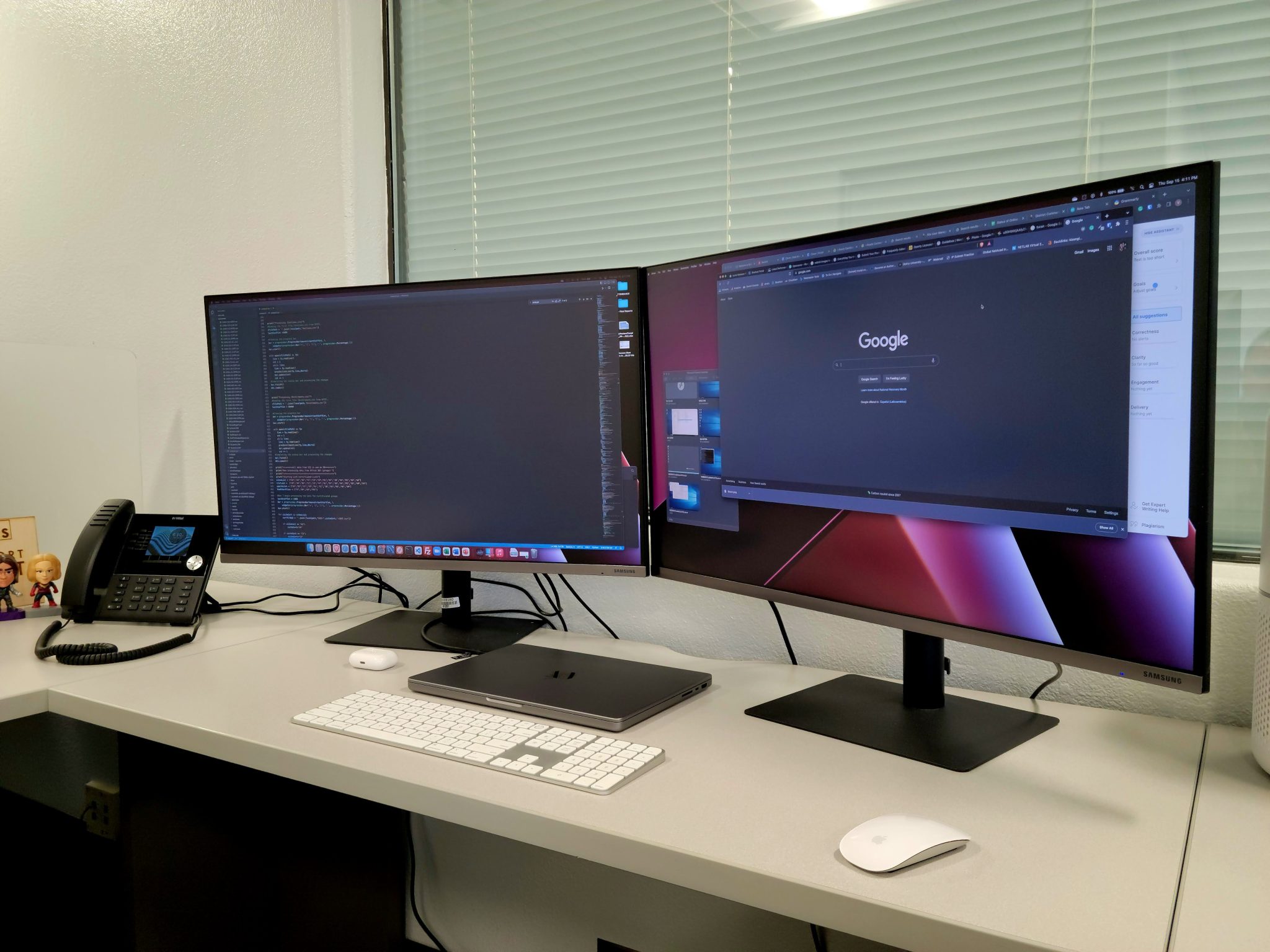 Bureau de travail avec deux écrans d'ordinateur, clavier et souris