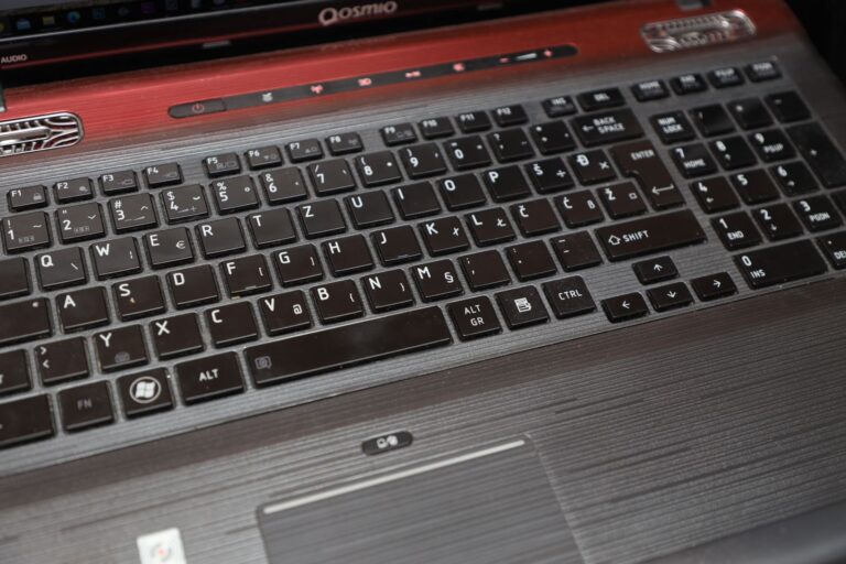 Clavier d'un PC portable Windows avec sa touche Windows et son pavé tactile