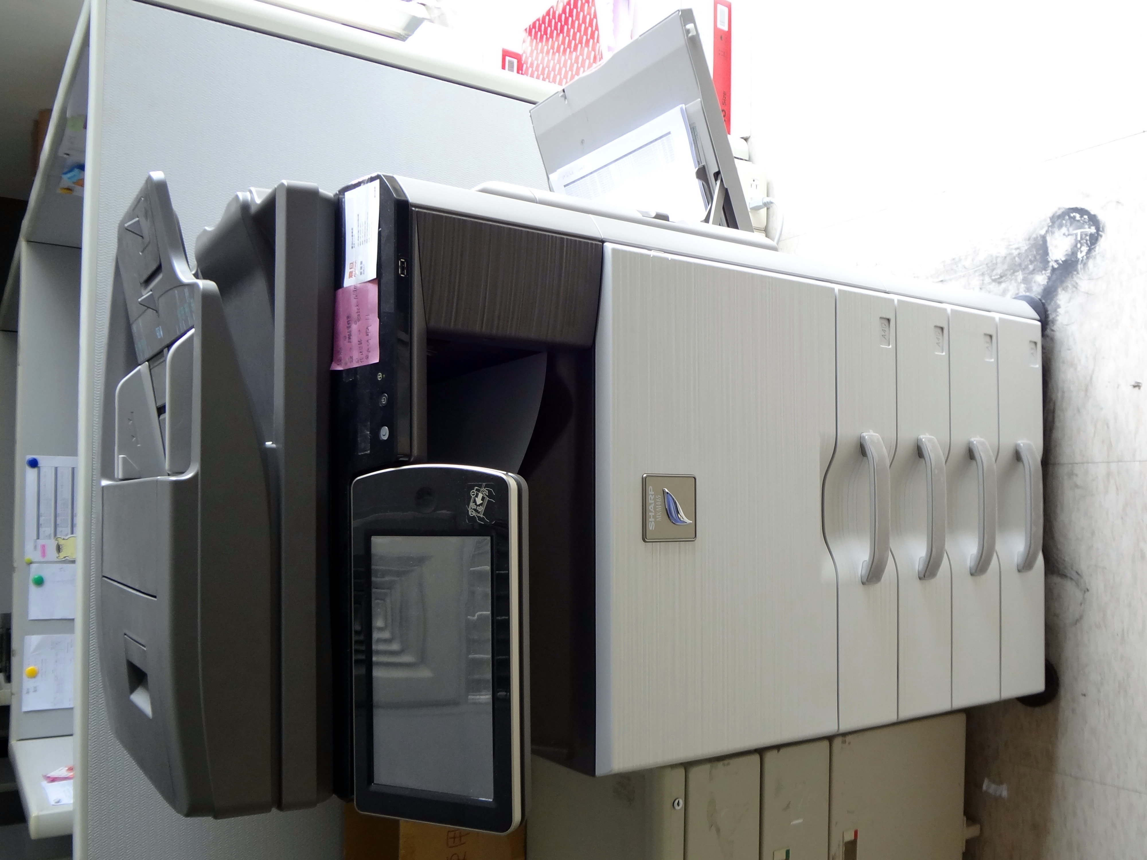 Imprimante multifonction blanche avec bac d'alimentation papier et panneau de commande