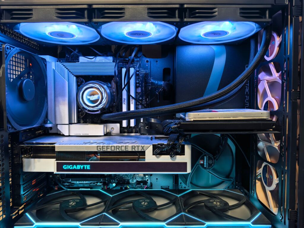 Intérieur d'un PC de bureau ouvert, carte mère, carte graphique GeForce RTX et ventilateurs éclairés