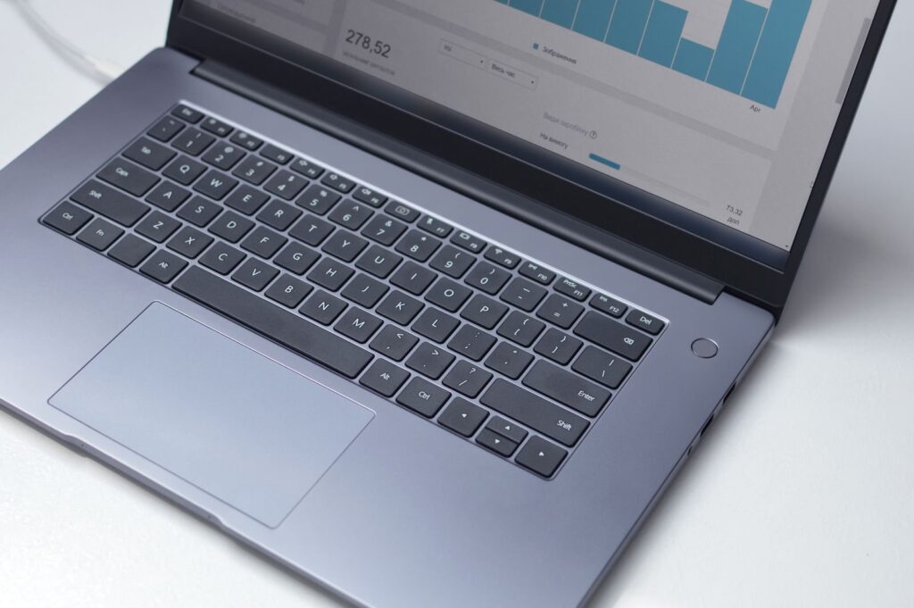 PC portable Windows gris vu de près, clavier avec les touches Fn et Ctrl, grand pavé tactile sans boutons physiques