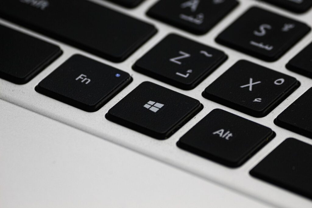 Clavier d'un PC portable Windows en gros plan, touche Windows entre Fn et Alt, sur un appareil où le chiffrement s'active souvent tout seul