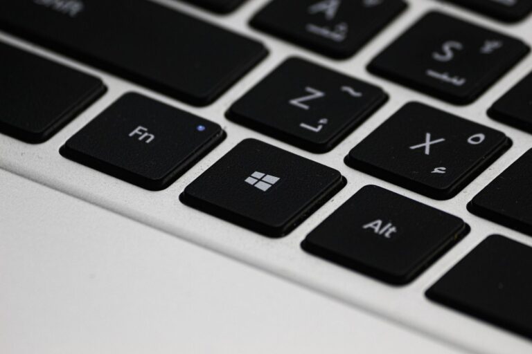 Gros plan sur la touche Windows d'un clavier de PC portable, entre Fn et Alt