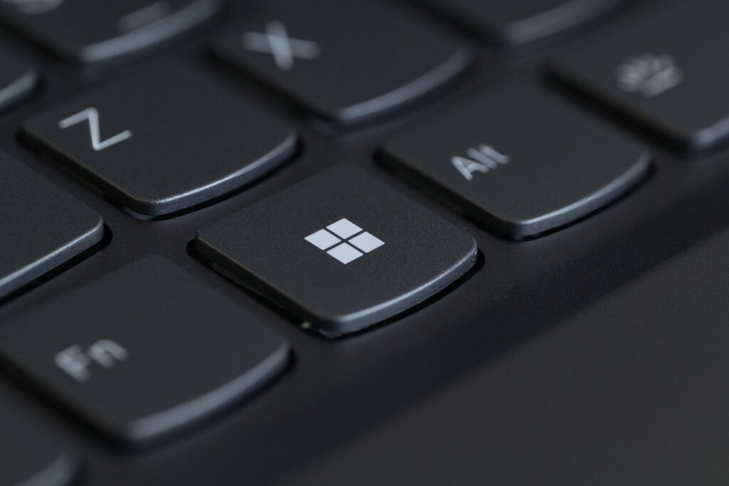 Touche Windows d'un clavier noir en gros plan, à côté des touches Fn et Alt, point de départ du raccourci Windows + R