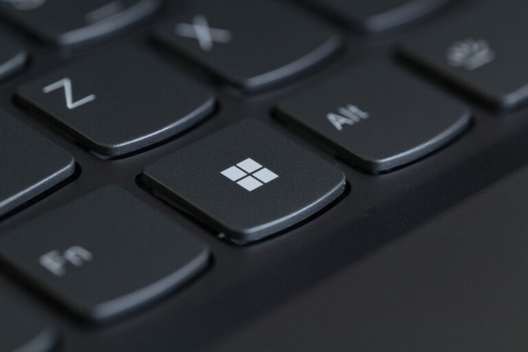 Touche Windows d'un clavier noir en gros plan, avec les touches Z, X, Fn et Alt