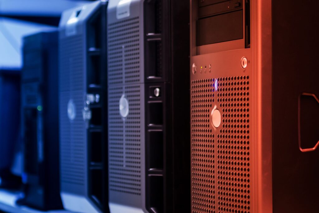 Plusieurs tours de PC alignées, voyants allumés : chaque ordinateur chiffré a sa propre clé de récupération BitLocker